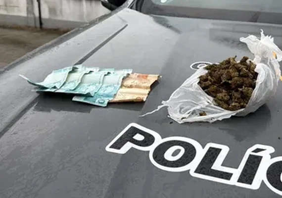 Homem é flagrado com maconha, dinheiro e balança de precisão no Poço