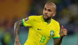 Câmera de segurança mostra Daniel Alves seguindo mulher em caso de assédio