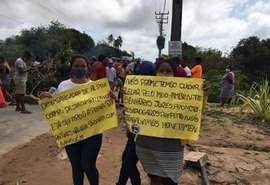 Proprietários de barracas da Praia de Maragogi bloqueiam AL 101 Norte