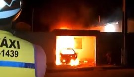 Carro fica destruído após pegar fogo em garagem em Coruripe; veja vídeo