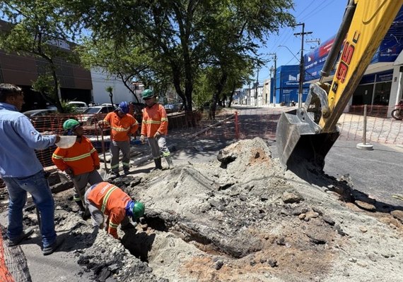 Obra de drenagem interdita via no bairro do Poço, em Maceió