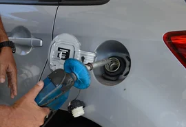 Preço da gasolina diminui e do diesel aumenta para distribuidoras