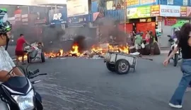 VÍDEOS: Moradores do Jacintinho protestam contra falta d'água e bloqueiam Rua Cleto Campelo