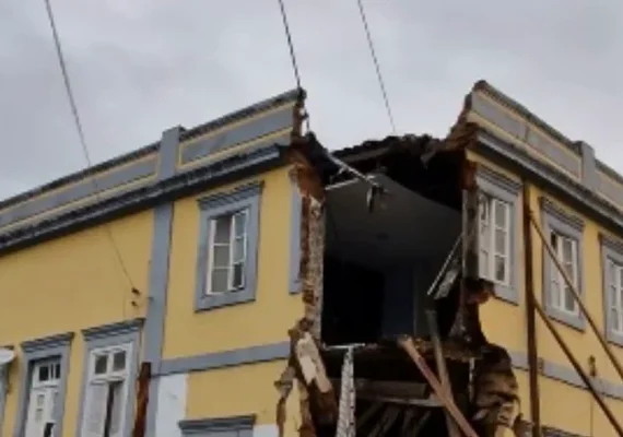 Prédio histórico onde viveu pai de Théo Brandão desaba em Viçosa após fortes chuvas