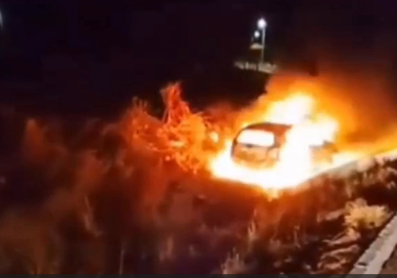 Vídeo: carro pega fogo após cair em ribanceira na AL-220, em Olivença