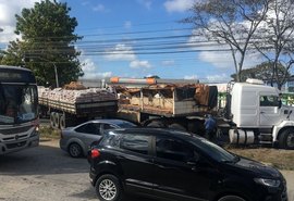 Carreta quebra na Durval de Góes Monteiro bloqueando as vias e trânsito fica lento