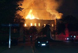 Incêndio de grandes proporções atinge Museu Nacional no Rio de Janeiro