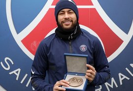 Neymar recebe medalha por completar 100 jogos no PSG