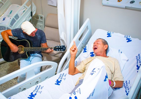 VÍDEO: Paciente com suspeita de Alzheimer consegue lembrar da paixão pela música