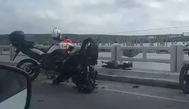 Acidente deixa motociclista com múltiplas fraturas na Ponte Divaldo Suruagy