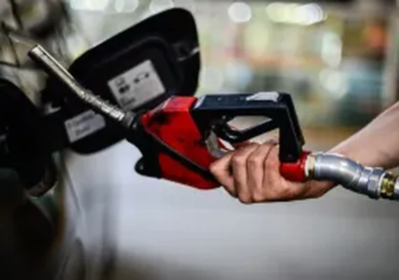 Dono de posto acusa distribuidores por “queda lenta” do preço gasolina em Alagoas