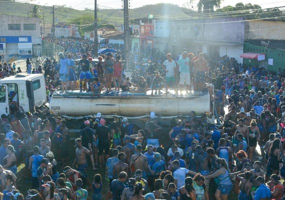 Bloco Tudo Azul mantém tradição e reúne milhares de foliões pelas ruas de Murici