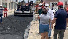 Luciano Barbosa acompanha trabalhos de pavimentação em Arapiraca