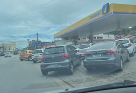 Motoristas formam filas em postos de Maceió; gasolina comum chega à R$ 7,00