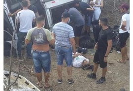 Veículo com equipe de Gusttavo Lima capota após show na Paraíba