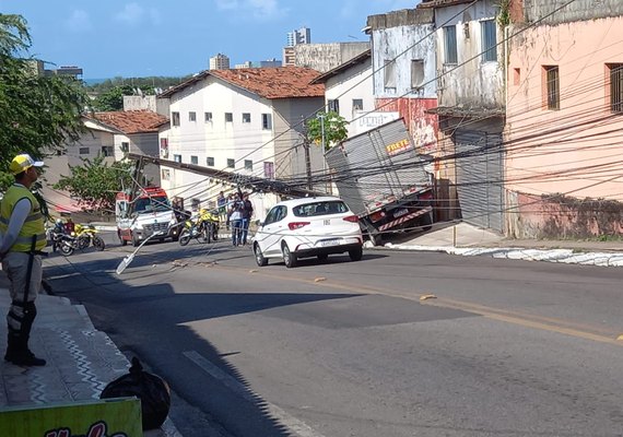 Caminhão colide em poste após perder os freios, no Jacintinho