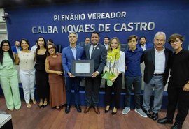 Allan Pierre homenageia Rafael Brito com entrega de comenda em Maceió