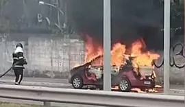 Carro é destruído por incêndio próximo à Ufal, em Maceió