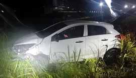Motorista perde controle e colide com poste na AL-220 em Arapiraca