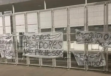 Torcedores do ASA cobram elenco e diretoria em protesto no estádio