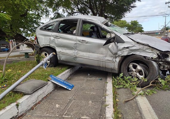 Embriagado, condutor bate em dois veículos e capota