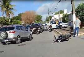 Motorista avança cruzamento e atinge quatro motocicletas em Arapiraca