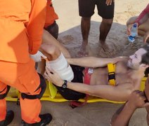 Pedro Vilela é socorrido após se acidentar na praia da Jatiúca