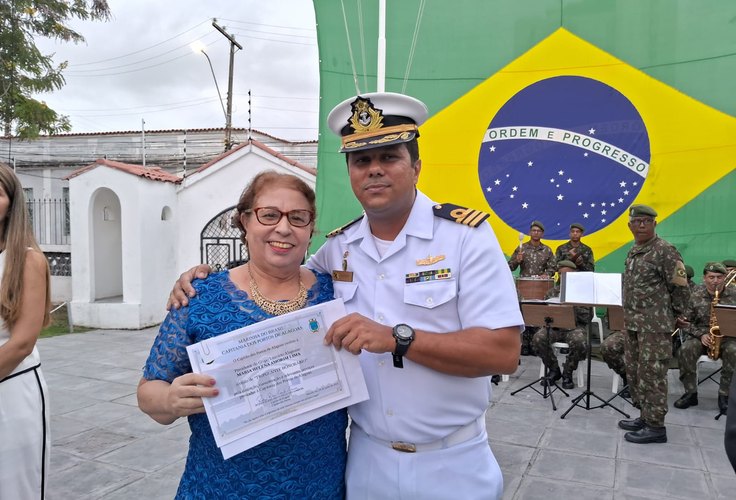 A Presidente do Grupo Literário Alagoano, Lenita Amorim, é homenageada com o título de “Tripulante Honorário” pela Capitania dos Portos de Alagoas e Marinha do Brasil