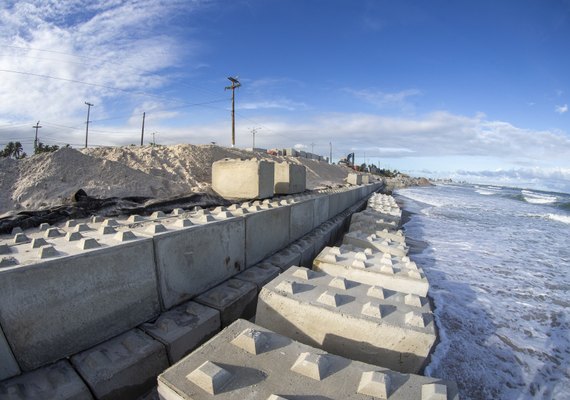 Prefeitura anuncia avanço da obra de contenção da orla do Pontal