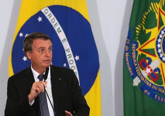 Bolsonaro anuncia fim da taxa extra e energia mais barata em abril; Veja