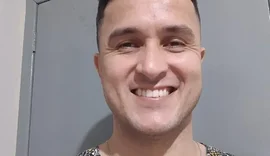 Alagoano lança livro com cordéis abordando temas como homofobia e relações virtuais