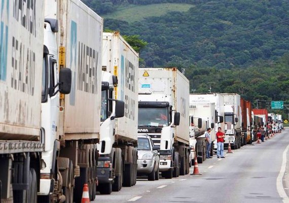 Caminhoneiros que transportam combustível paralisam atividades em seis estados
