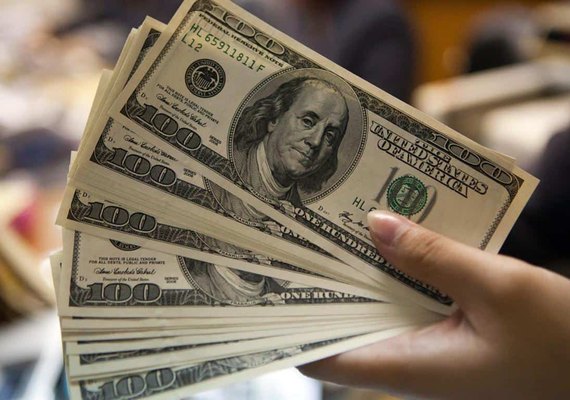 Dólar comercial opera em baixa e é negociado a R$ 5,32