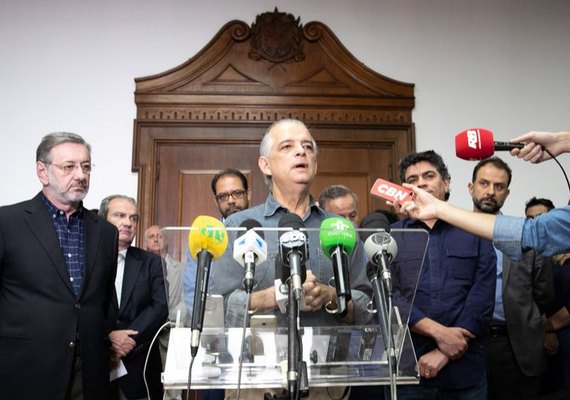 Governo baixa diesel na bomba, mas greve continua