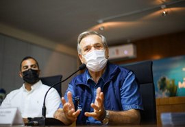 Vice-prefeito de Maceió entrega Carteira do Autista para famílias