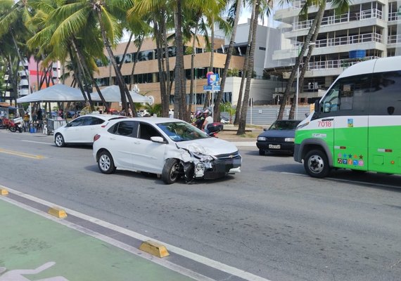 Colisão entre três carros deixa um ferido na Orla de Maceió; militar responsável pela batida é detido