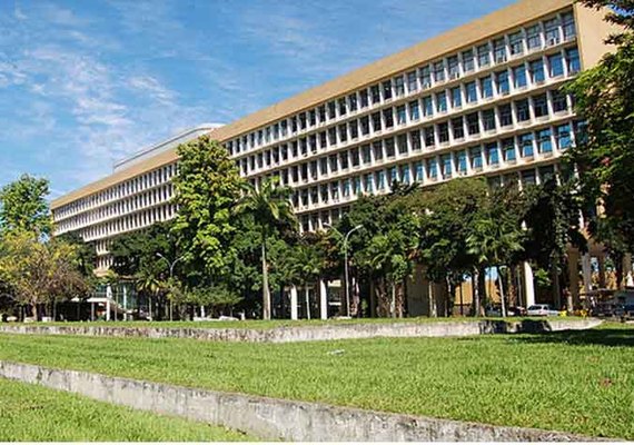 Vinte e sete alunos da UFRJ são expulsos por fraude em cotas raciais