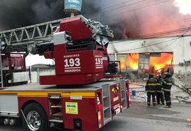 Incêndio de grandes proporções atinge fábrica de colchões no Distrito Industrial em Maceió