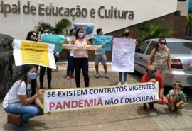 Professores aprovados em concurso realizam protesto e cobram nomeação