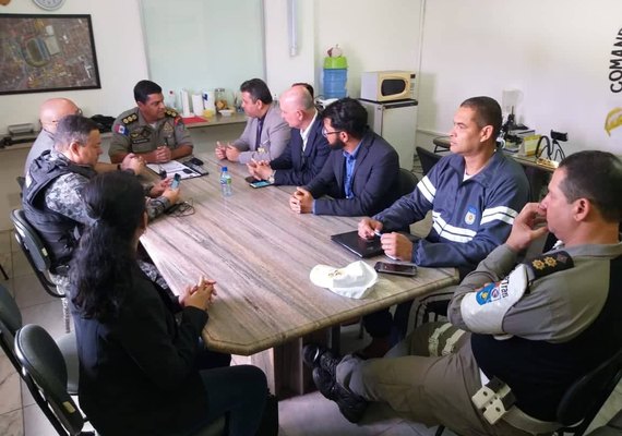 Correios e PM discutem atividade postal em áreas de risco