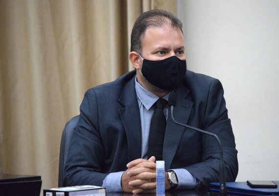 Deputado explica a contratação de leitos e respiradores no Estado