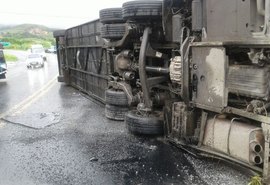 Ônibus tomba em trecho da BR-101 e deixa feridos