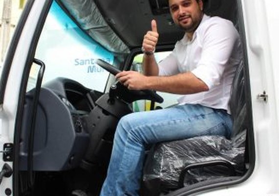 Prefeito entrega novos veículos e reforça a frota do município