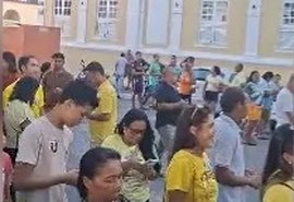 Praça Dois Leões vira palco de expectativa por decisão de JHC