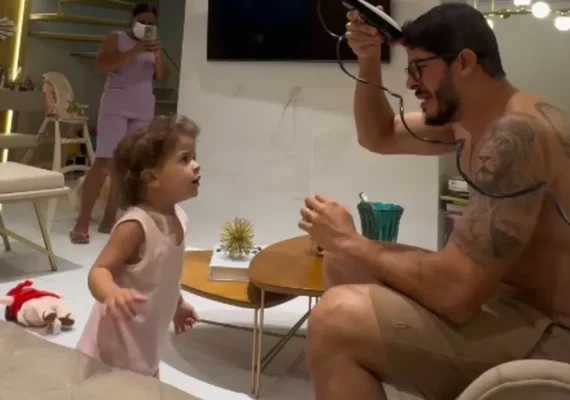 Médico alagoano comove ao raspar cabelo diante da filha com câncer