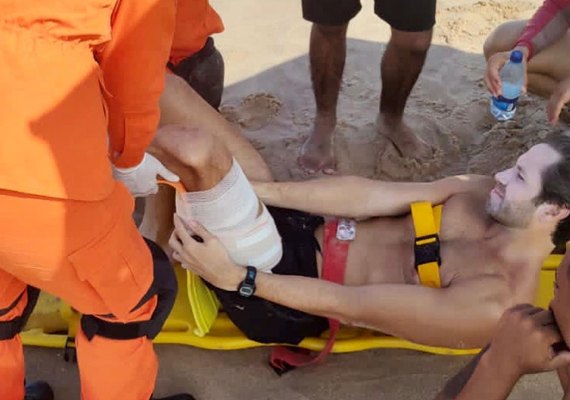 Pedro Vilela é socorrido após se acidentar na praia da Jatiúca