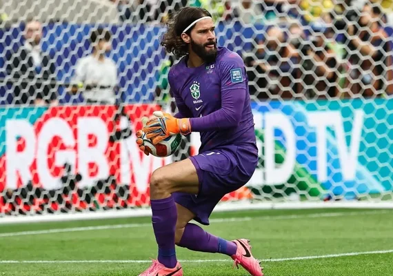 Liverpool avalia situação de Alisson em meio a sondagens internacionais