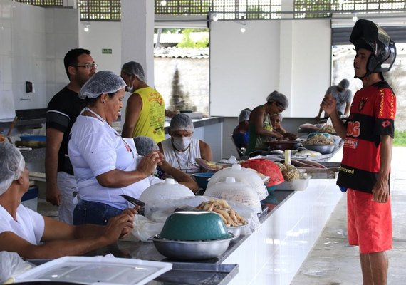 Compras no Centro Pesqueiro de Jaraguá podem ser realizadas em drive-thru
