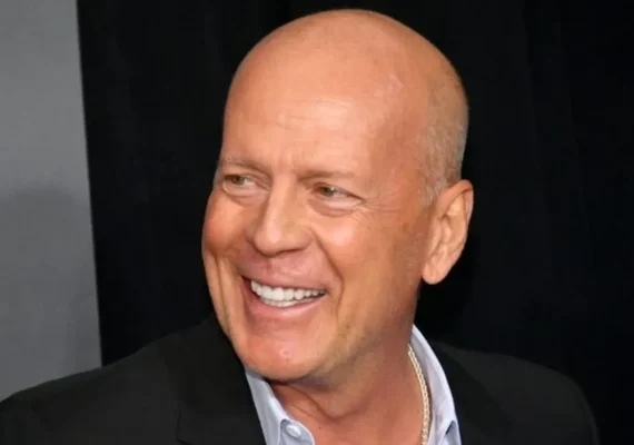 Bruce Willis surge sorridente no casamento da filha em aparição rara