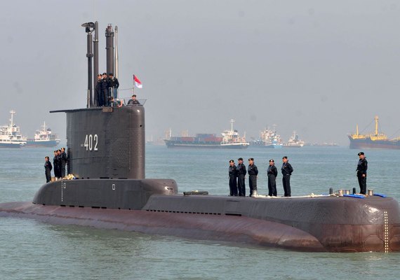 Busca por submarino indonésio desaparecido mostra derramamento de óleo